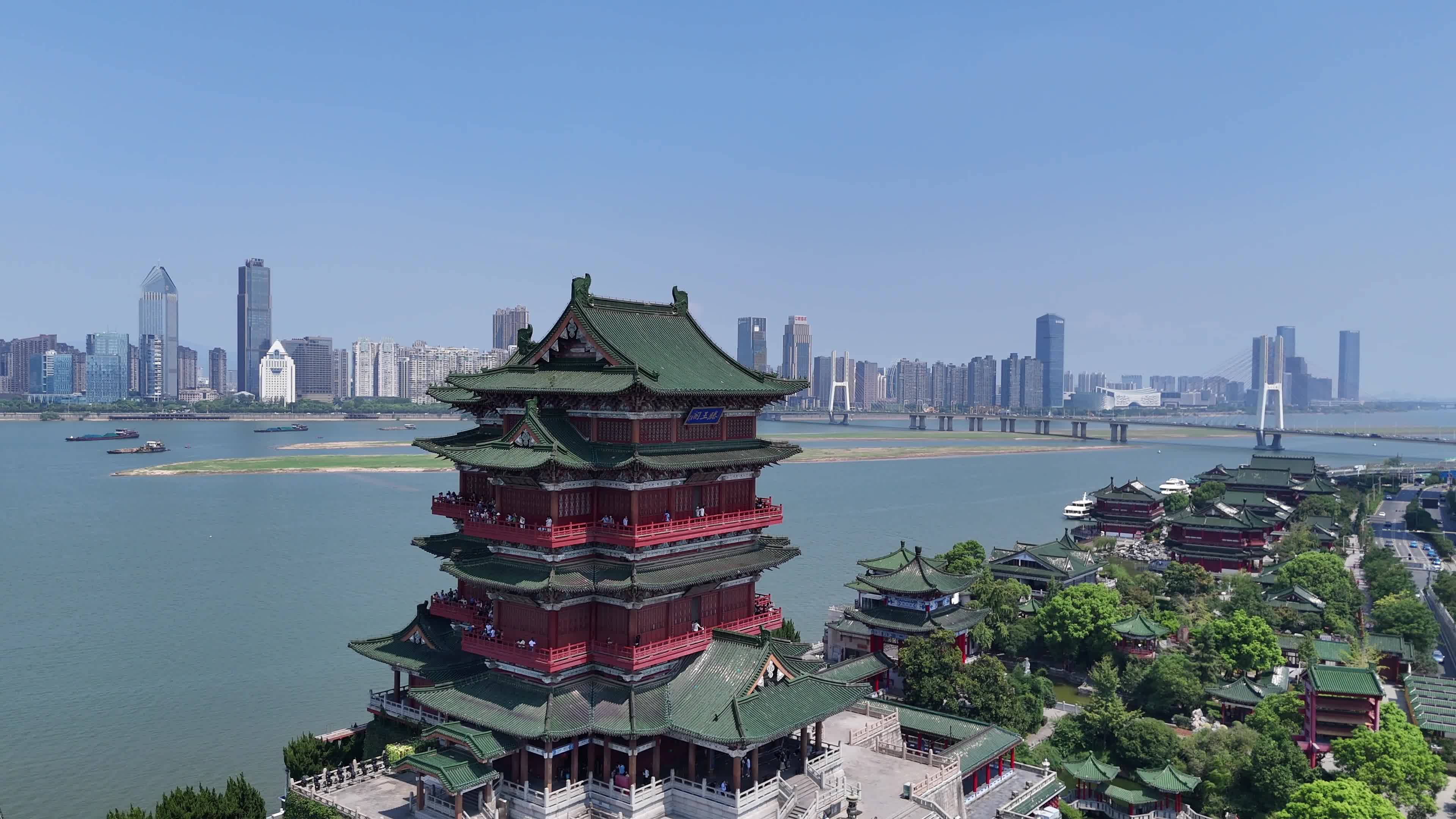 在南昌怎么选别墅|一份给购房者的全方位报告(图3) 3a5fb260eb0fecd6e3a752adfd9c39fe.jpg